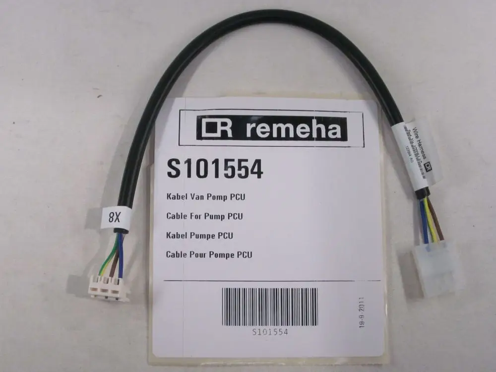 Kabel von Remeha zur Verbindung einer Pumpe, mit mehrfarbigen Drähten und einem Steckeranschluss. Auf dem Etikett sind die Spezifikationen abgedruckt.